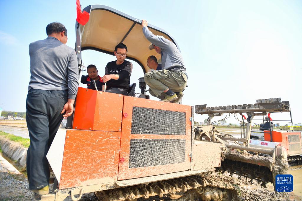 湖南常德:农机培训进田间(图1) 湖南常德:农机培训进田间(图1)