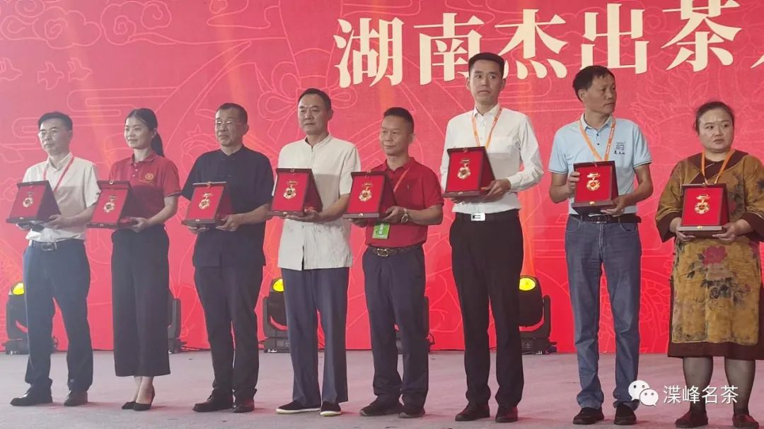 “茶痴” 覃小洪荣获“湖南杰出茶人”贡献奖