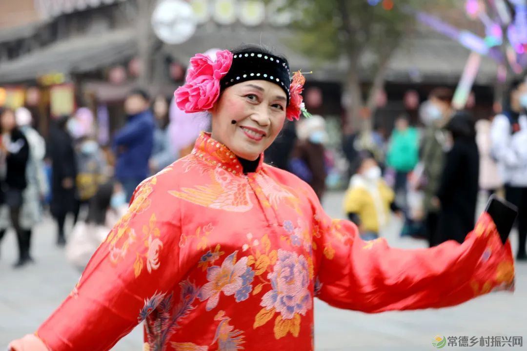 引发数十万人围观——常德河街的元宵节“吊炸天”(图1) 1.jpg