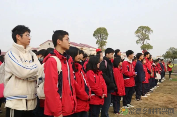 接地气!扎稻草人、捕鱼、种菜、犁地……常德这所学校学生变身“小农夫”(图5) image.png