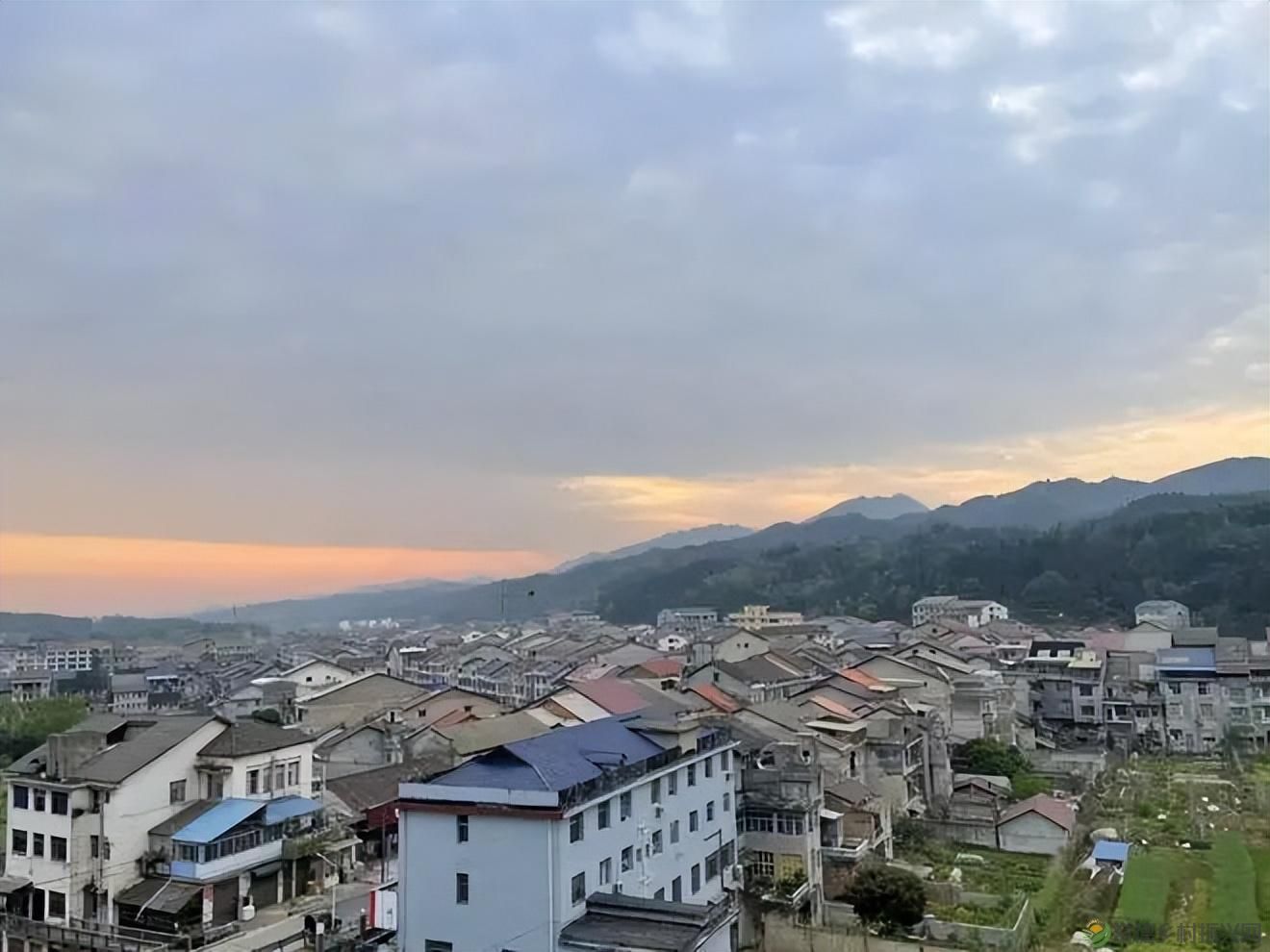 【沙坪印象】夏天均温23℃，一半是水，一半是山，这座乡土味儿的避世小城，值得打卡100次！