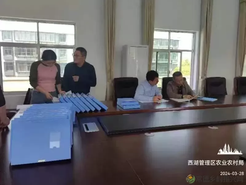 3月27日-28日,省农业农村厅二级研究员、省兽药饲料监察所副所长刘道新、省动物疫病预防控制中心高级兽医师何世成指导我市非洲猪瘟无疫小区创建工作。 专家组重点现场查看了湖南天心种业有限公司汉寿分公司非洲猪瘟检测实验室、西湖湘牧种业有限公司生猪二次转运站、洗消中心、病死生猪无害化处理收集点、市动物疫病预防控制中心兽医实验室等关键场所生物安全措施落实情况;到西湖管理区农业农村局查看了监测排查和监管记(图2) 3月27日-28日,省农业农村厅二级研究员、省兽药饲料监察所副所长刘道新、省动物疫病预防控制中心高级兽医师何世成指导我市非洲猪瘟无疫小区创建工作。 专家组重点现场查看了湖南天心种业有限公司汉寿分公司非洲猪瘟检测实验室、西湖湘牧种业有限公司生猪二次转运站、洗消中心、病死生猪无害化处理收集点、市动物疫病预防控制中心兽医实验室等关键场所生物安全措施落实情况;到西湖管理区农业农村局查看了监测排查和监管记(图2)