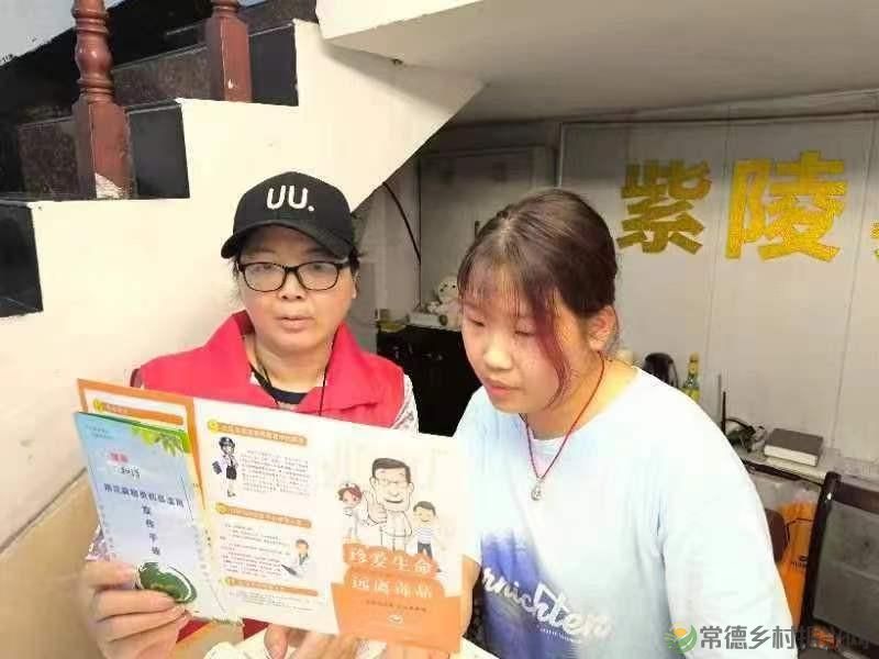 府坪街道开展“抵制毒品，远离毒害”为主题的禁毒宣传活动(图2)