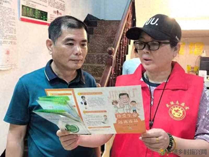 府坪街道开展“抵制毒品，远离毒害”为主题的禁毒宣传活动(图1)