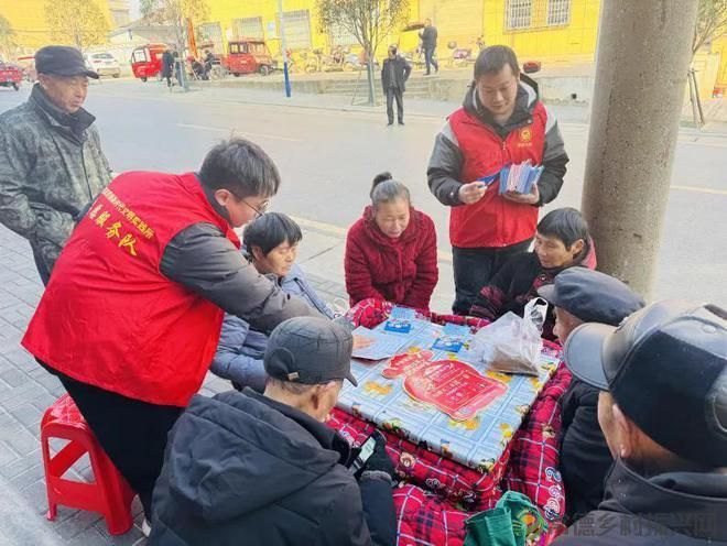 巧借群众“赶大集”,烟火气里“毒”无踪(图2) 巧借群众“赶大集”,烟火气里“毒”无踪(图2)