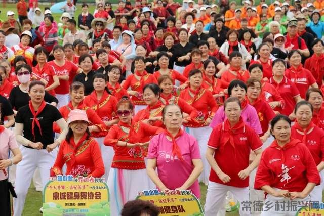 千人共舞致敬劳动者 银发舞者追忆芳华 (图2) 千人共舞致敬劳动者 银发舞者追忆芳华 (图2)