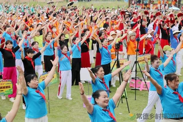 千人共舞致敬劳动者 银发舞者追忆芳华 (图9) 千人共舞致敬劳动者 银发舞者追忆芳华 (图9)