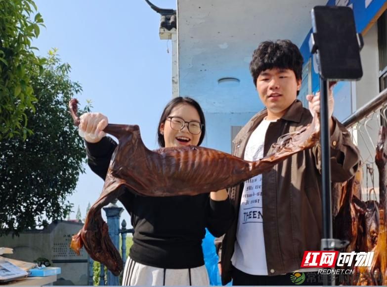 田间有“驿站”,云端有“青春” 鼎城区“青春E课堂”探索大学生就业助农新路径(图3) 田间有“驿站”,云端有“青春” 鼎城区“青春E课堂”探索大学生就业助农新路径(图3)