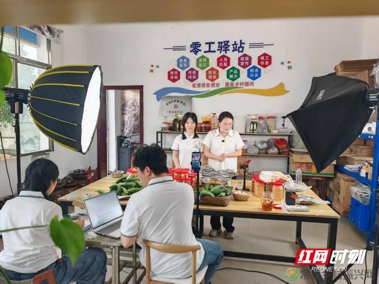 田间有“驿站”,云端有“青春” 鼎城区“青春E课堂”探索大学生就业助农新路径(图2) 田间有“驿站”,云端有“青春” 鼎城区“青春E课堂”探索大学生就业助农新路径(图2)